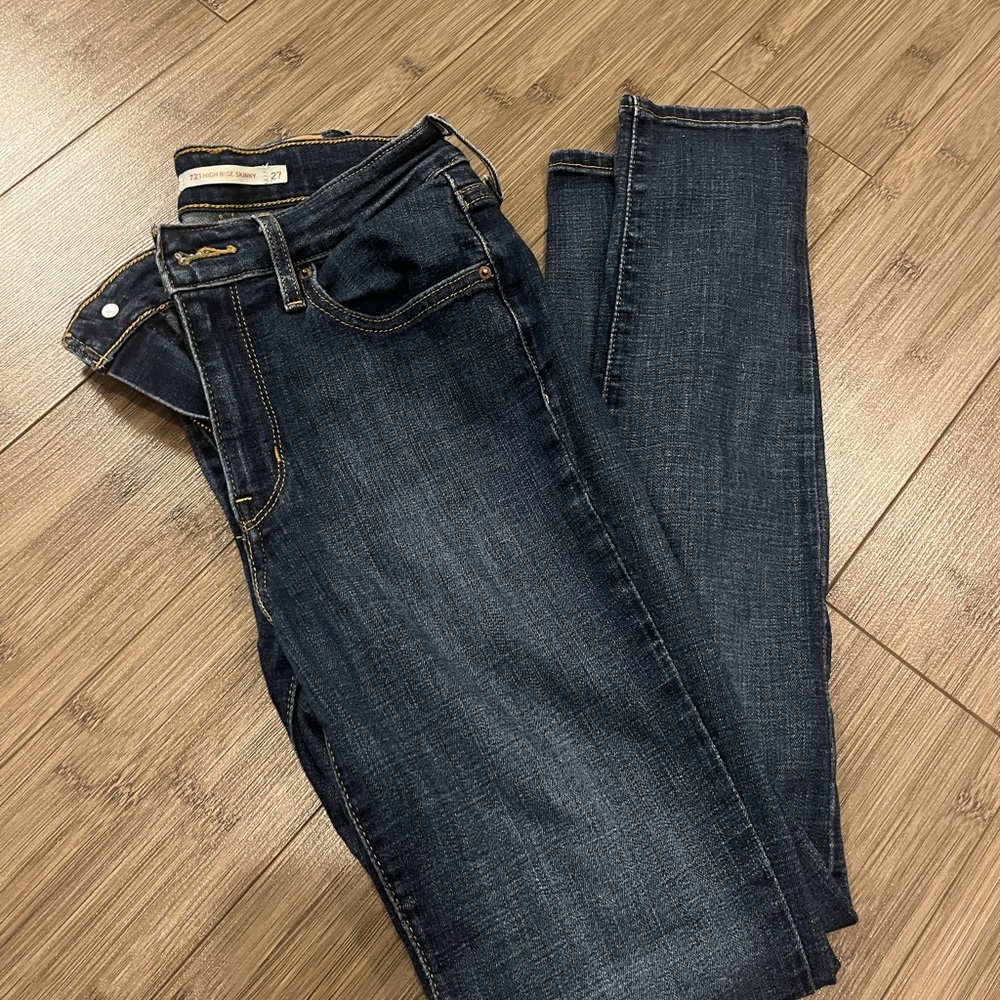 Levi’s dark wash skinny jean, size 27